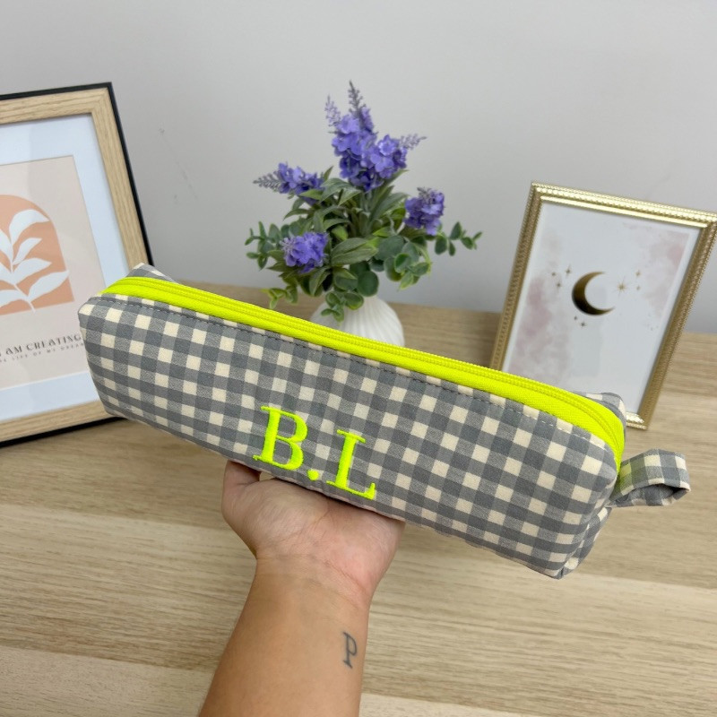 Estuche vichy mediano gris con cremallera amarillo flúor