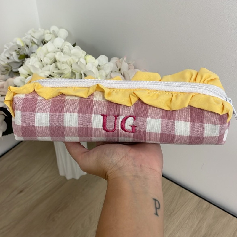 Estuche vichy grande rosa maquillaje con volante amarillo