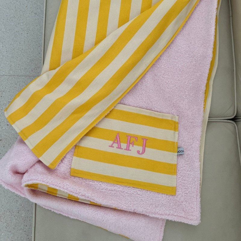 Toalla amarilla con rizo rosa