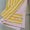 Toalla amarilla con rizo rosa
