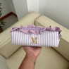 Estuche de rayas lila con volante