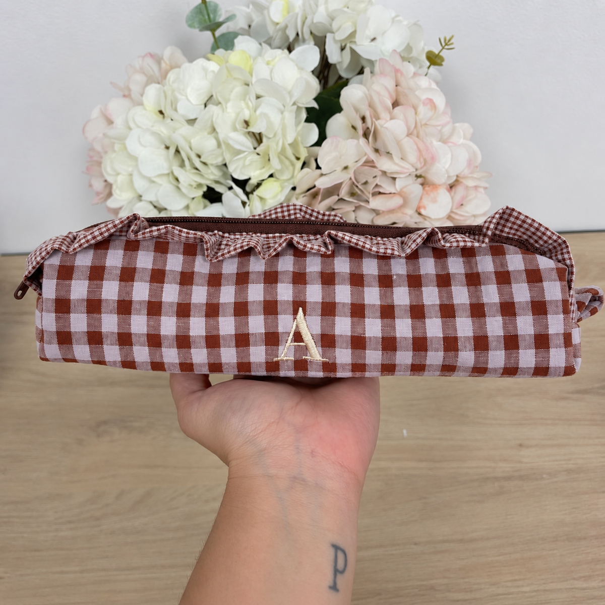 Estuche Lola marrón con volantes