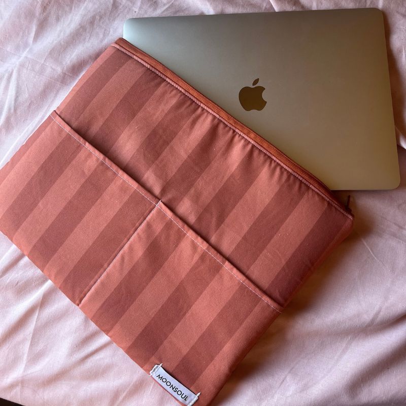 Funda ordenador / tablet rayas teja con bolsillo