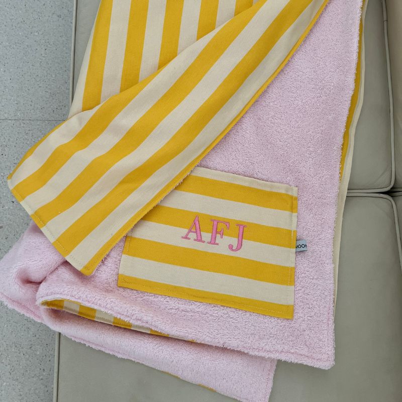 Toalla rayas amarilla con rizo rosa