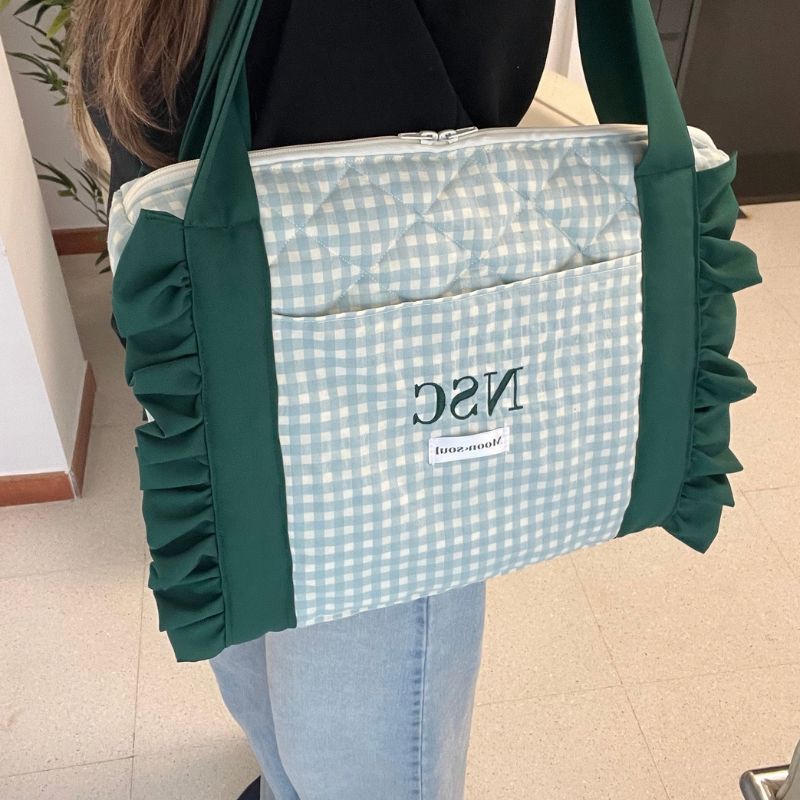 Bolso shopper acolchado pespuntes vichy celeste con volante en las asas verde botella