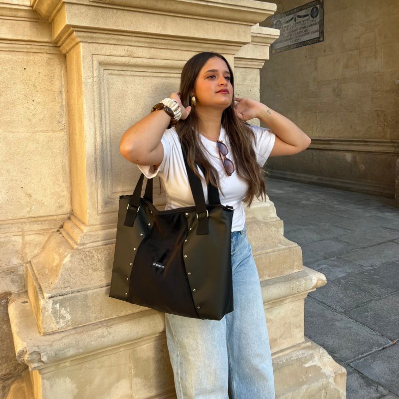 Bolso shopper combinado negro con tachuelas