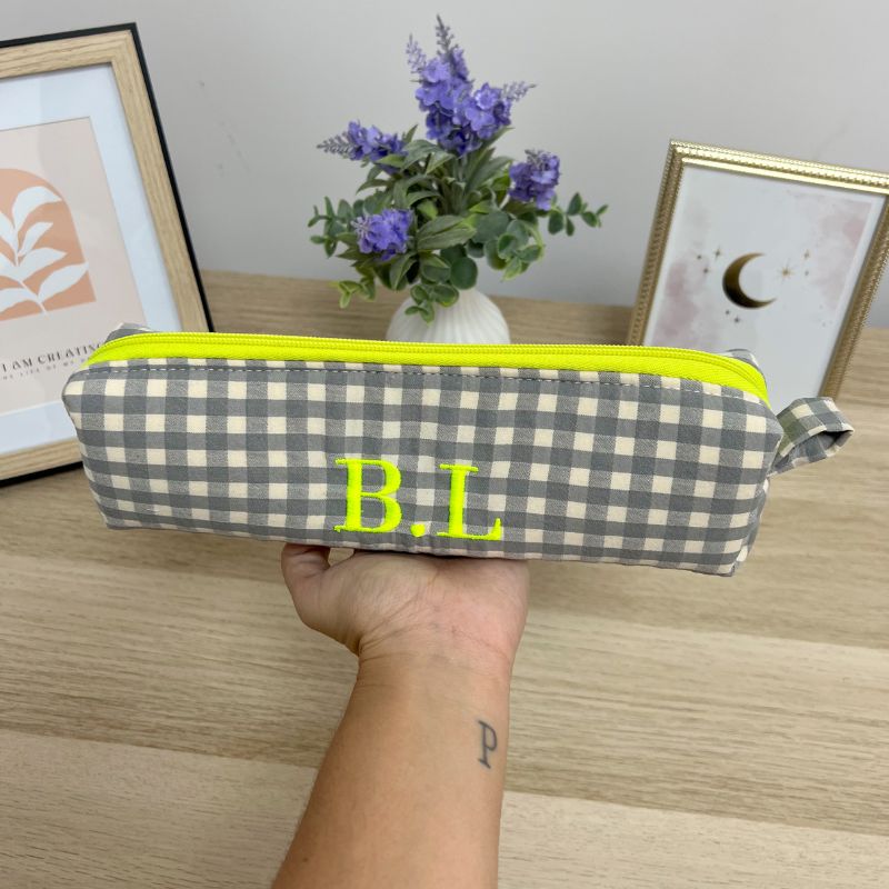 Estuche vichy gris mediano con cremallera amarillo flúor