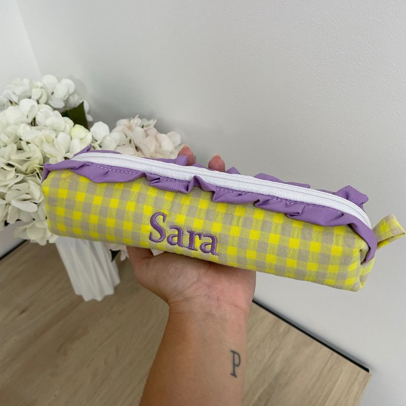 Estuche vichy amarillo flúor con volante lila