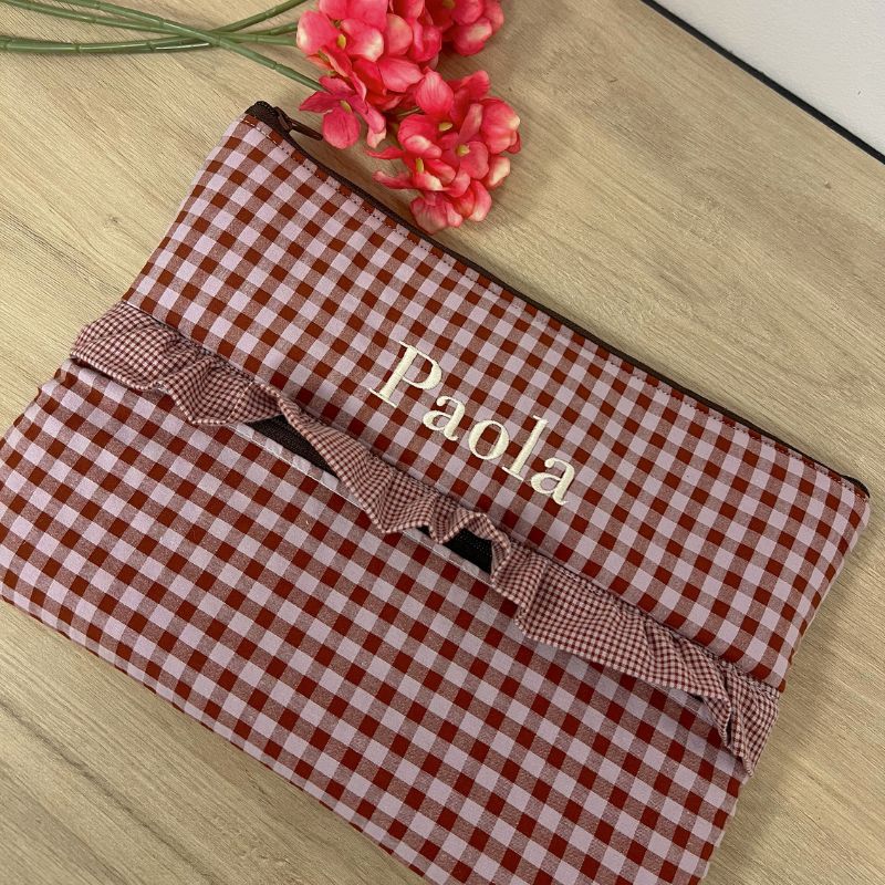 Funda ordenador / tablet lola marrón con volante en el medio y bolsillo oculto